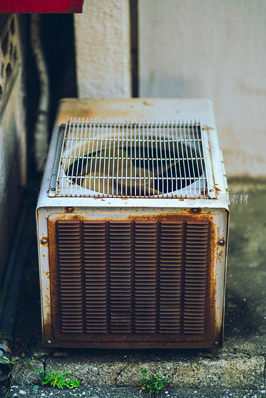 旧空调室外机。