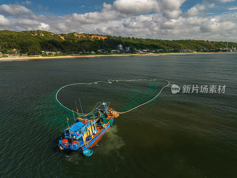 克嘎海滩上的凤尾鱼网