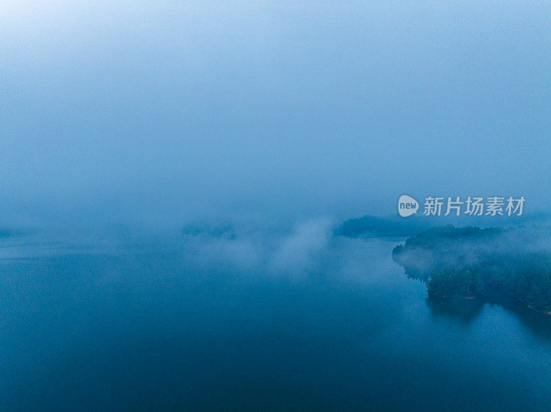 航拍山上美丽的日出和云海