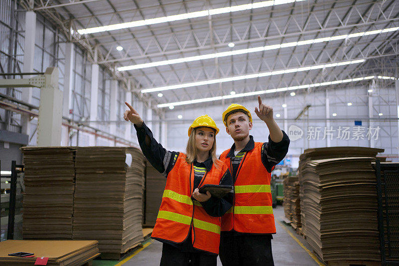 在纸板箱制造厂工作的蓝领工人。