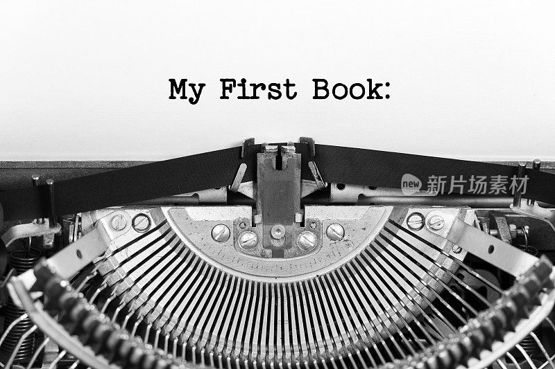 《我的第一本书》中的短语接近于打字，并以一张旧的老式打字机机械纸为中心