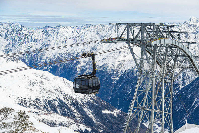 奥地利蒂罗尔索登滑雪胜地的缆车