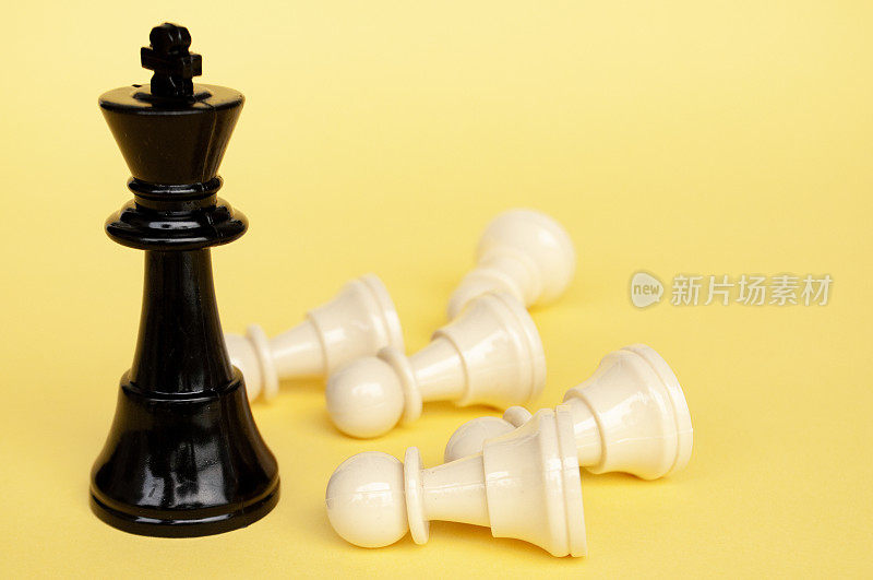 选择性象棋王击败白卒与黄色掩护背景。战略战术概念