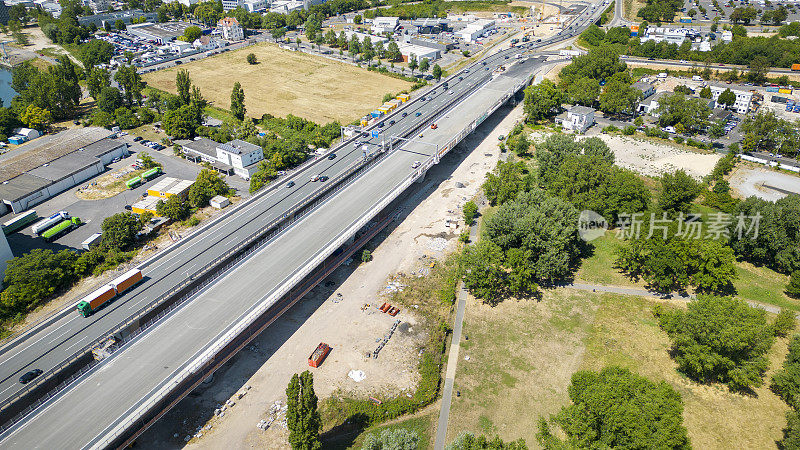 道路施工现场-公路桥梁。鸟瞰图。