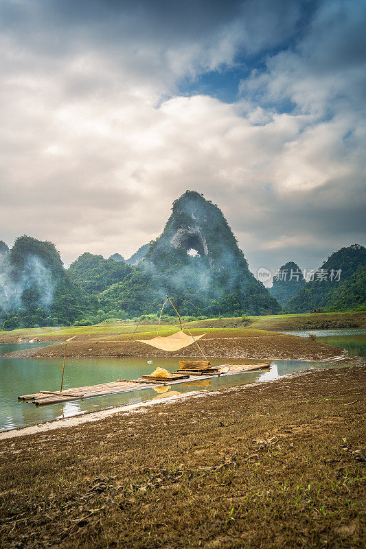 渔民在越南曹邦省特拉林的通山上的河上捕鱼，有湖泊，多云，自然