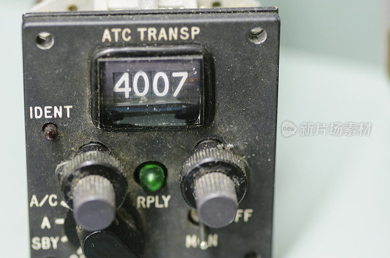 来自飞机控制面板的ATC应答器，发送代码4007(在法国过境)