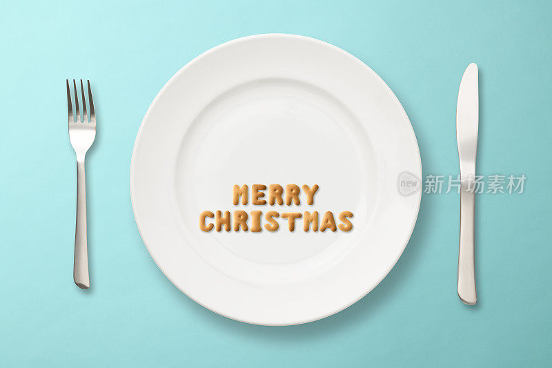 用饼干写在白色盘子上的圣诞快乐