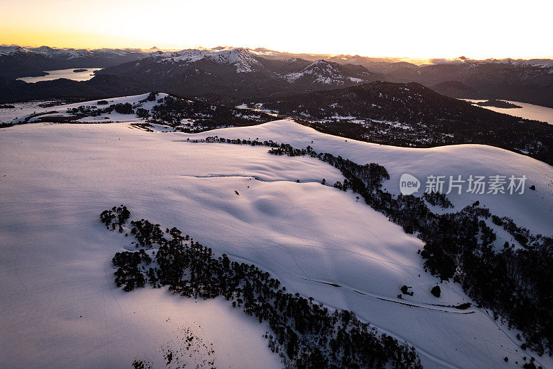 巴塔哥尼亚安第斯山脉雪山上的日落