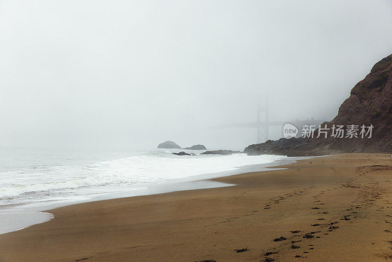 旧金山，春雾中的贝克海滩，背景是金门大桥