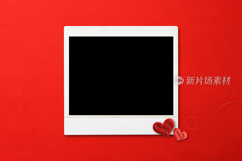 空的黑色照片与红色甜蜜的爱情心形刺绣在红色的背景