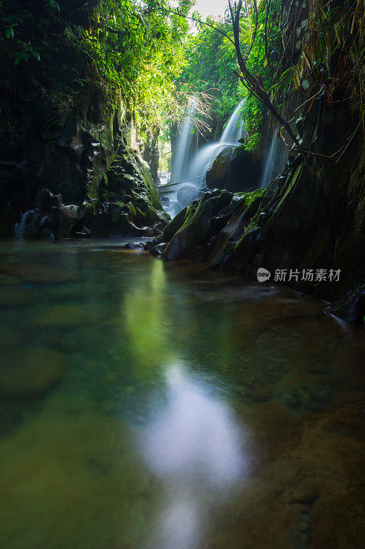 北明古鲁的洛龙瓦图瀑布让你领略印尼的魅力。一条窄窄的石墙小巷，晨光照在瀑布上