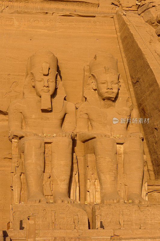 埃及卢克索阿布辛贝神庙中的拉美西斯二世和奈费尔塔里雕像