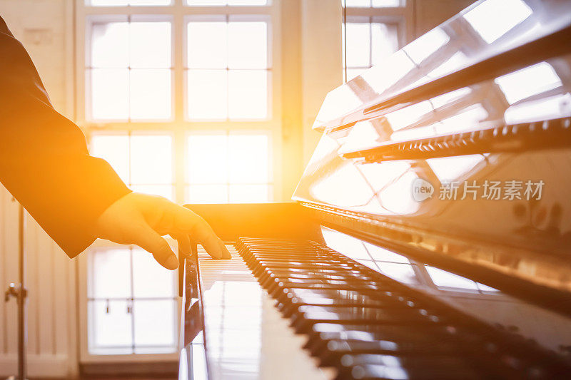 柔焦和模糊，钢琴家正在固定和调整钢琴的声音正确和精确，使钢琴的练习和表演将是悦耳的，没有故障。