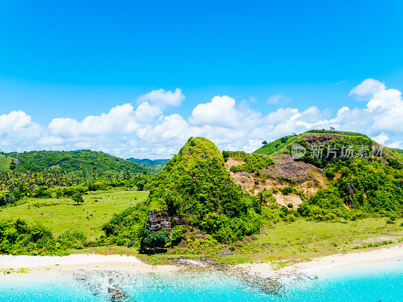 热带景观与清澈的蓝水，青山和天空。Lombok岛。