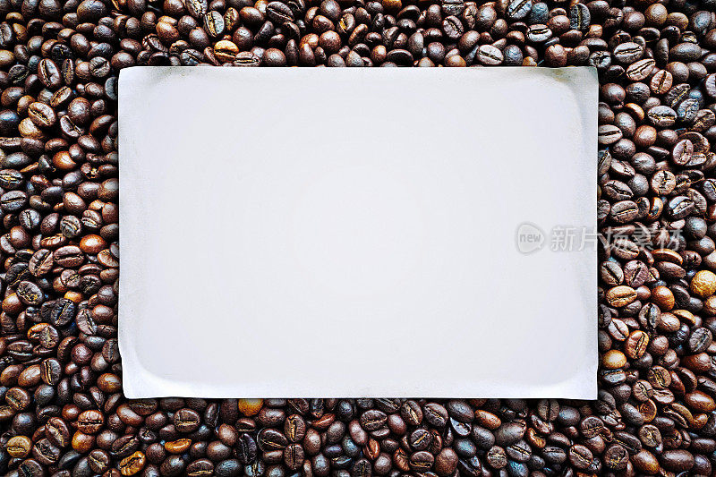 白纸上烤咖啡豆的背景