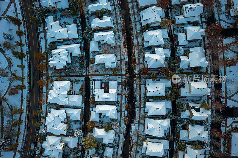 下雪天科罗拉多州丹佛市郊区房屋的鸟瞰图