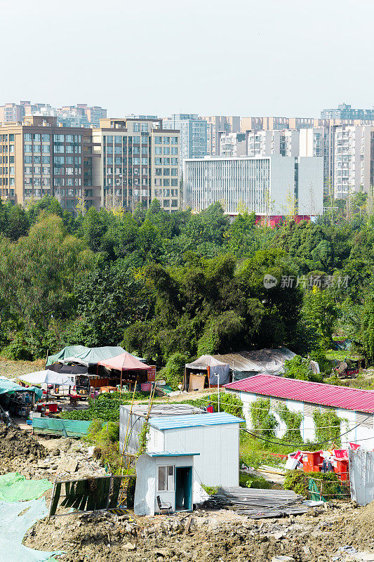 在阳光明媚的日子里，阳光照耀着新旧城区