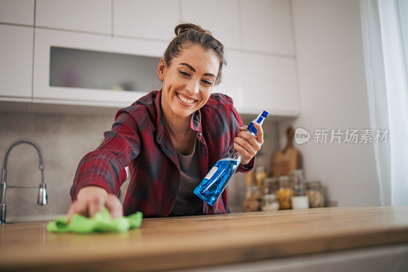 这个女人保持公寓的清洁。