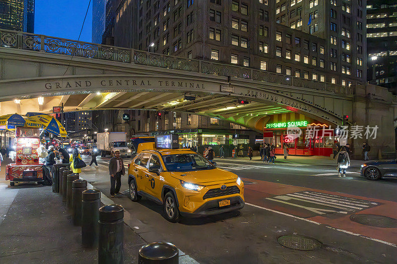 曼哈顿街上的黄色出租车。