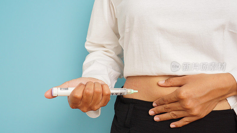 1型糖尿病患者手部胃内注射胰岛素控制血糖的特写
