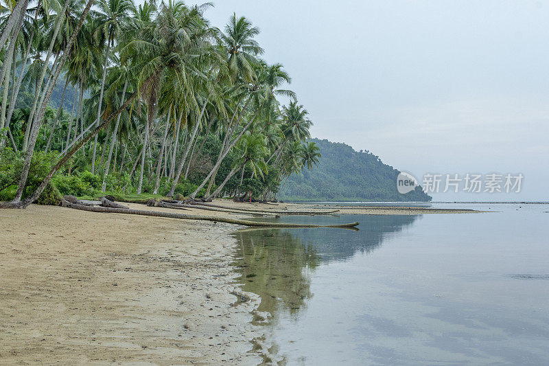 巴东尼瓦纳海滩黄昏全景