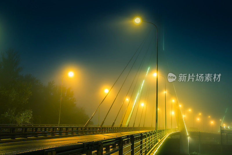 夜晚的道路在雾中。通往桥的路。雾。