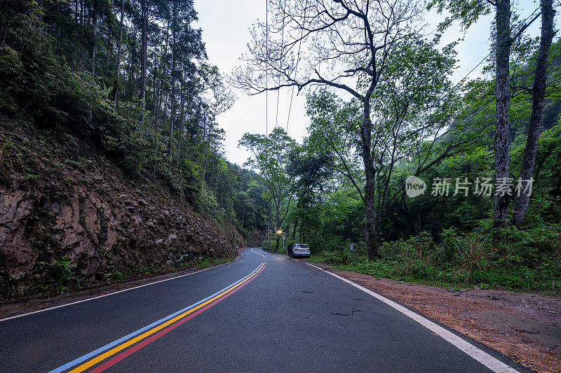 弯弯曲曲的山路