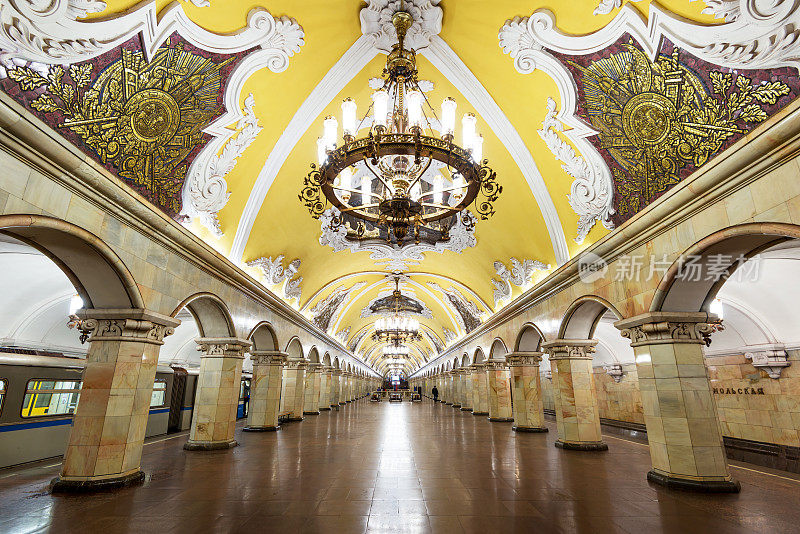俄罗斯莫斯科共青团地铁站的火车