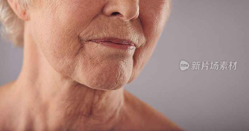 年长女性脸上有皱纹