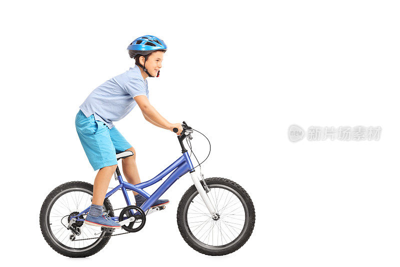戴着蓝色头盔的小男孩骑着一辆蓝色的小自行车
