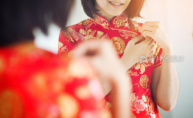 靠近亚洲妇女的手与旗袍。美丽的中国gir