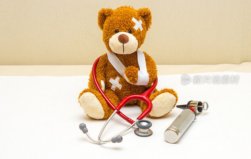带着绷带的泰迪熊在儿科医生的办公室里