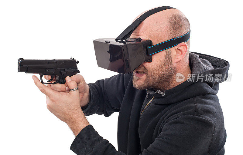 男子玩虚拟现实射击游戏与虚拟现实枪眼镜