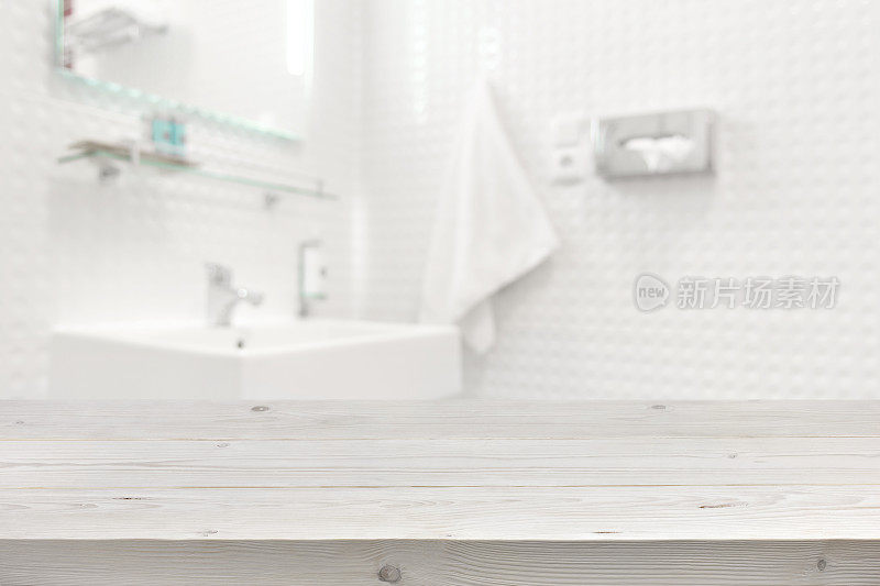 木地板表面和模糊的浴室内部作为背景