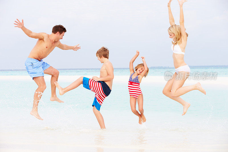 家庭在海边玩海滩假日