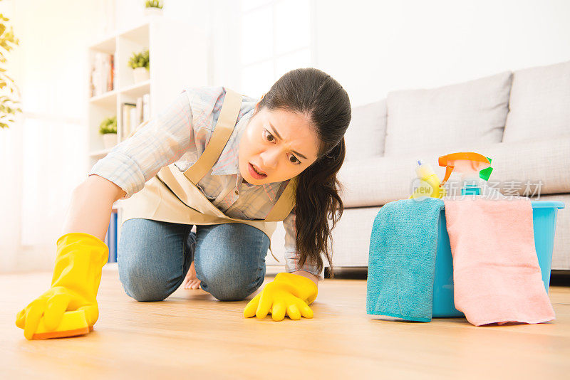 家庭主妇擦洗几乎不清洁的地板
