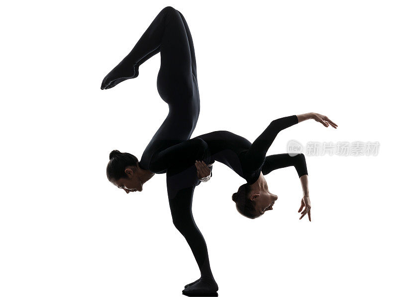 两个女人柔术练习体操瑜伽剪影