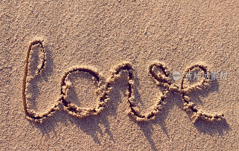 在热带沙滩上手写的爱