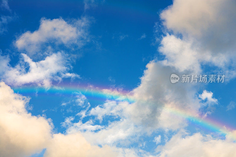 天空中美丽的彩虹