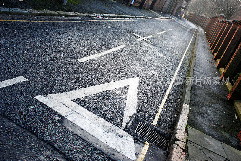 潮湿的道路透视与让路标志