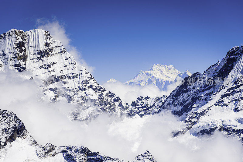 尼泊尔喜玛拉雅山脉高耸的山峰上有冬天的雪