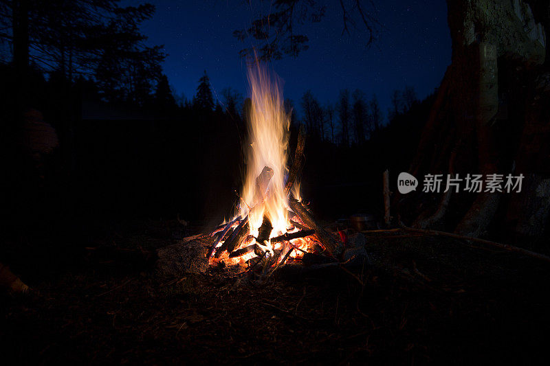 冬季篝火和夜晚的湖泊