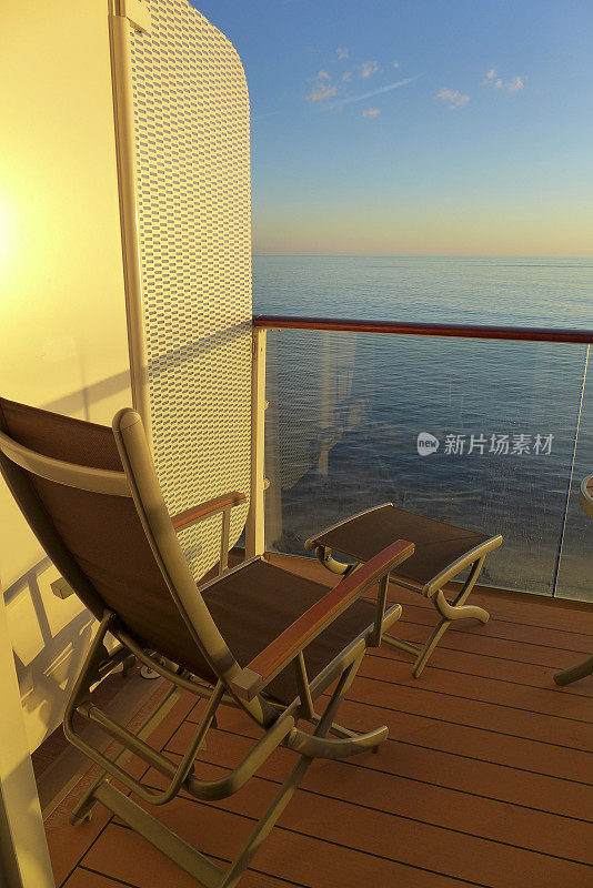 日落时游船上的休息室