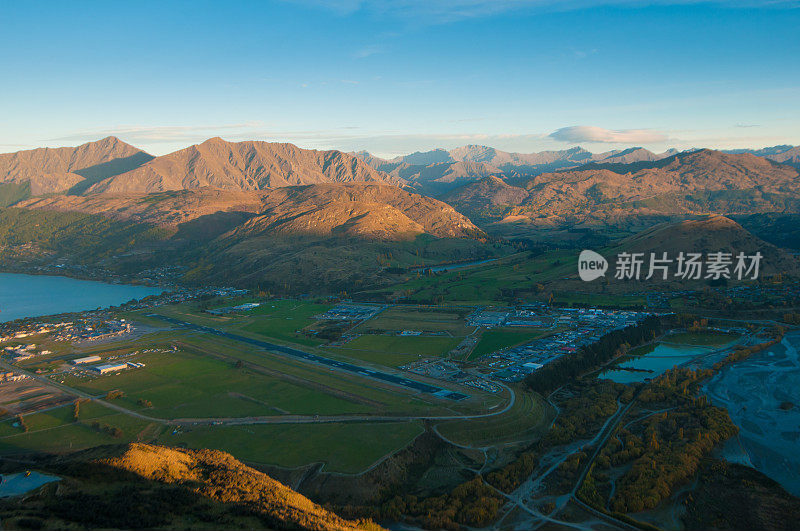 新西兰皇后镇壮观的山峰全景