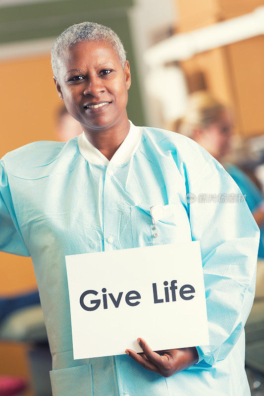 非裔美国年长护士在医院举着“救命”的牌子