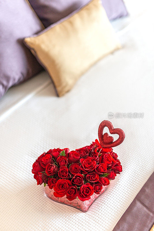 床上的玫瑰心
