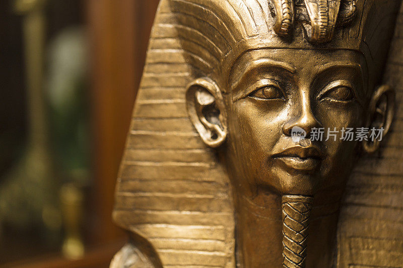 特写镜头埃及国王图坦卡蒙的半身像由石膏模具制成，喷涂了青铜色。