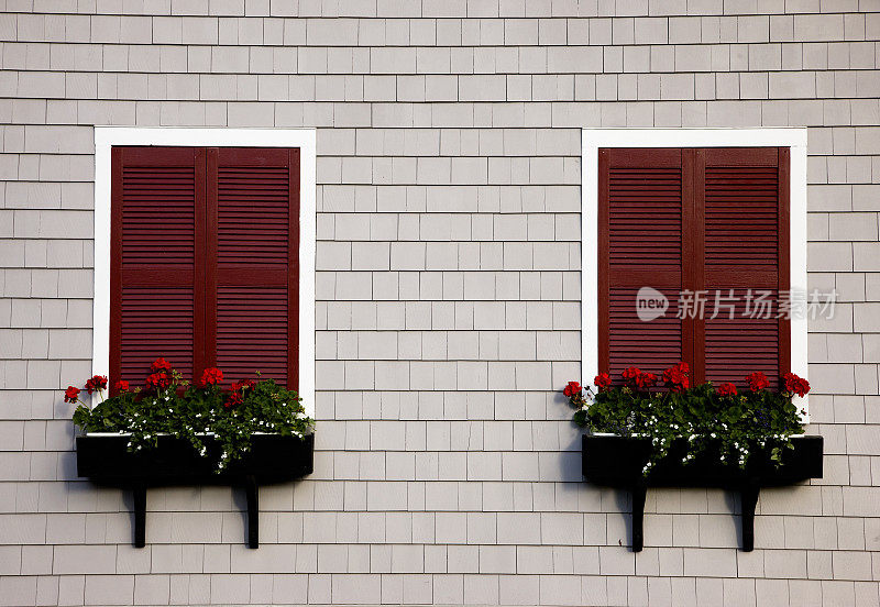 两扇带百叶窗的彩色窗户