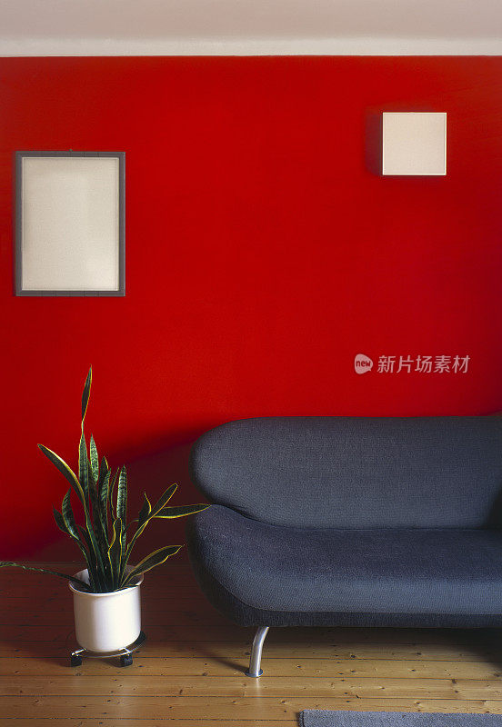 现代客厅内部与红墙