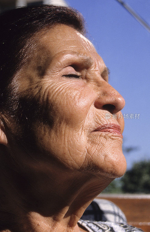 年长妇女闭着眼睛微笑的特写，土耳其